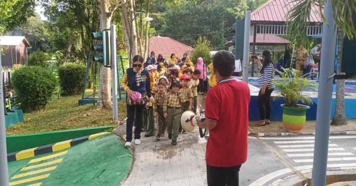 Senin, 26 Februari 2024, Lurah dan tim menerima kunjungan dari TK Negeri 11 ke Taman Lalu Lintas MT. Haryono Karang Anyar