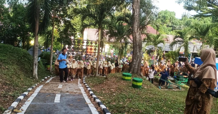Selasa, 27 Februari Lurah bersama Tim Pengurus Taman menerima kunjungan dari Kelompok Pertama Murid TPQ Asy Sayyidah ke Taman Lalu Lintas Karang Anyar