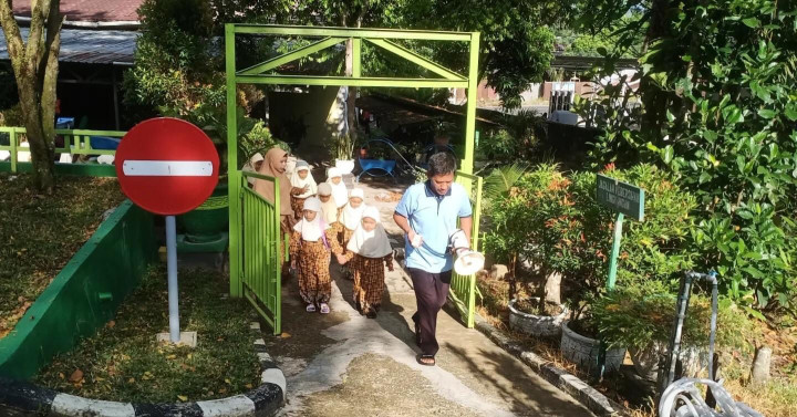 Selasa, 27 Februari Lurah bersama Tim Pengurus Taman menerima kunjungan dari Kelompok Pertama Murid TPQ Asy Sayyidah ke Taman Lalu Lintas Karang Anyar