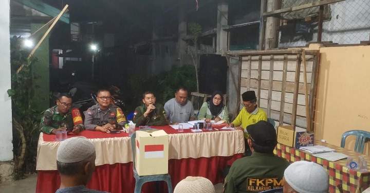 Selasa, 27 Februari 2024, Lurah bersama Seklur, Kasie Pemerintahan, Babinsa, Bhabinkamtibmas, FKPM dan Staf kelurahan menghadiri dan mengawasi jalannya pemilihan Ketua RT. 017 di Jalan Ulin Gang 5 pada jam 20.00 Wita s/d selesai.