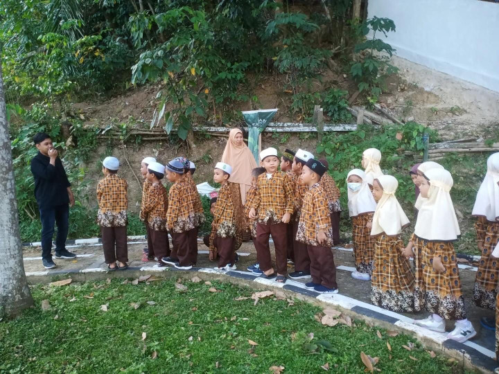 Kamis, 29 Februari 2024, Lurah bersama Tim pengurus Taman menerima kunjungan dari Kelompok ketiga dari TPQ  Asy Sayyidah ke Taman Lalu Lintas Karang Anyar