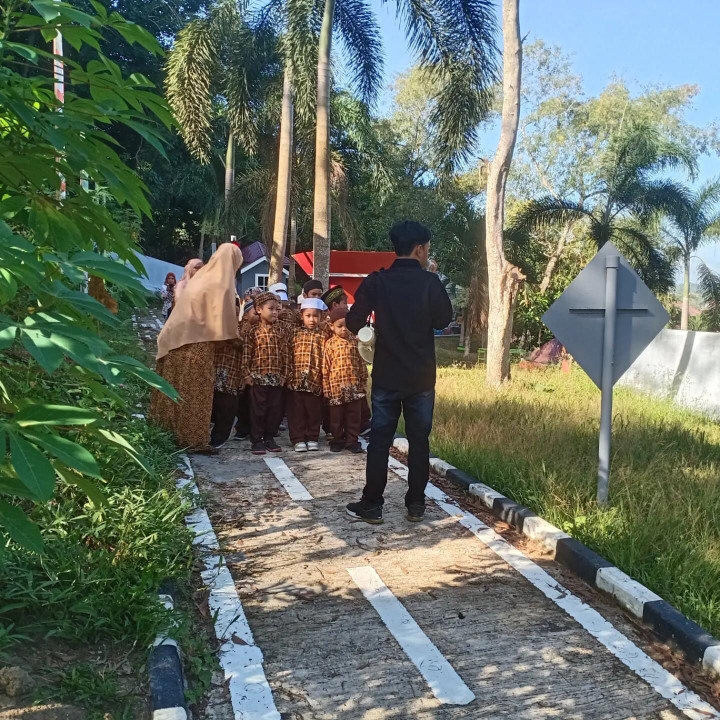 Kamis, 29 Februari 2024, Lurah bersama Tim pengurus Taman menerima kunjungan dari Kelompok ketiga dari TPQ  Asy Sayyidah ke Taman Lalu Lintas Karang Anyar