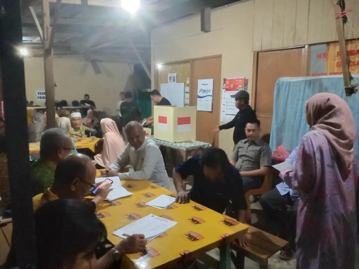 Kamis, 29 Februari 2024, Lurah bersama Seklur, Kasie Pemerintahan, Bhabinkamtibmas, FKPM dan staf Kelurahan menghadiri dan sekaligus mengawasi jalannya kegiatan pemilihan Ketua RT. 032 di Jalan Kahoi 11 pada jam 20.00 Wita.