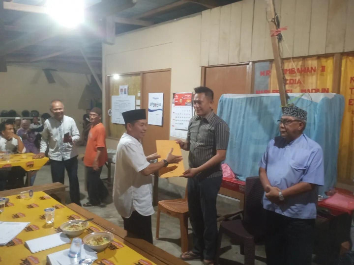 Kamis, 29 Februari 2024, Lurah bersama Seklur, Kasie Pemerintahan, Bhabinkamtibmas, FKPM dan staf Kelurahan menghadiri dan sekaligus mengawasi jalannya kegiatan pemilihan Ketua RT. 032 di Jalan Kahoi 11 pada jam 20.00 Wita.