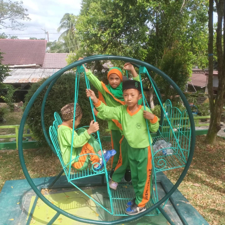 Jumat, 01 Maret 2024, Tim Pengurus Taman Lalu Lintas Karang Anyar menerima kunjungan dari TK/MI Al Hamra Asy Syarifa