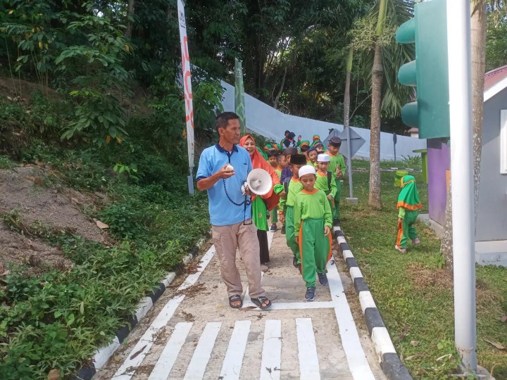 Jumat, 01 Maret 2024, Tim Pengurus Taman Lalu Lintas Karang Anyar menerima kunjungan dari TK/MI Al Hamra Asy Syarifa