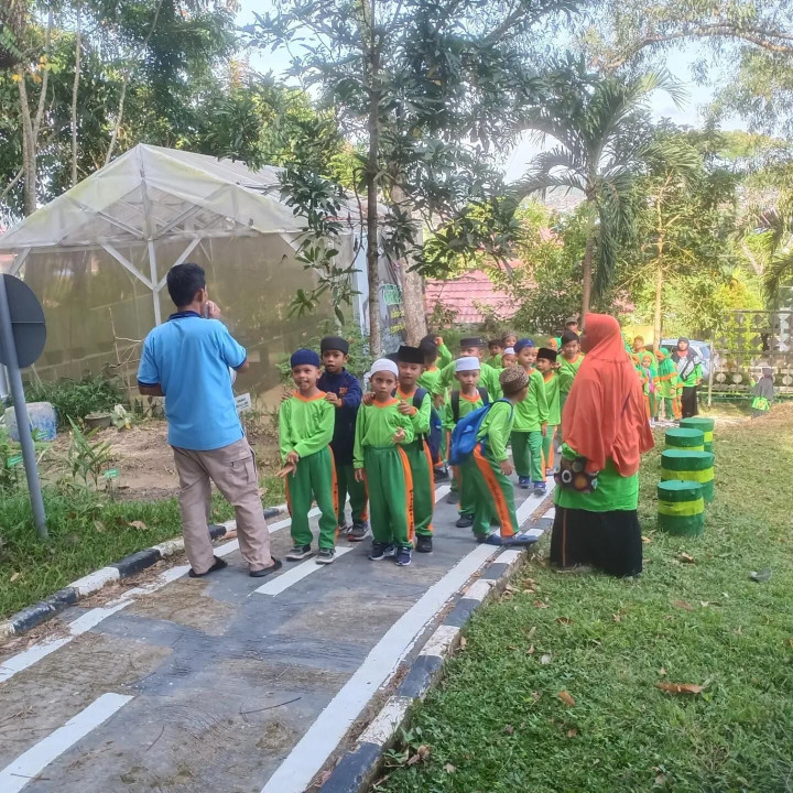 Jumat, 01 Maret 2024, Tim Pengurus Taman Lalu Lintas Karang Anyar menerima kunjungan dari TK/MI Al Hamra Asy Syarifa