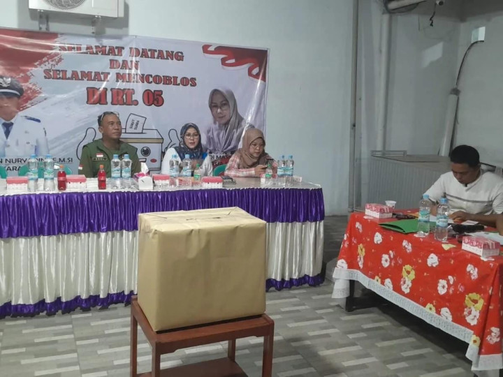 Sabtu, 02 Maret 2024, Lurah bersama Seklur, Kasie Pemerintahan, Bhabinkamtibmas, FKPM dan Staf Kelurahan menghadiri dan mengawasi jalannya Pemilihan Ketua RT. 005 di Jalan Cendana Gang 04 pada jam 20.00 Wita.