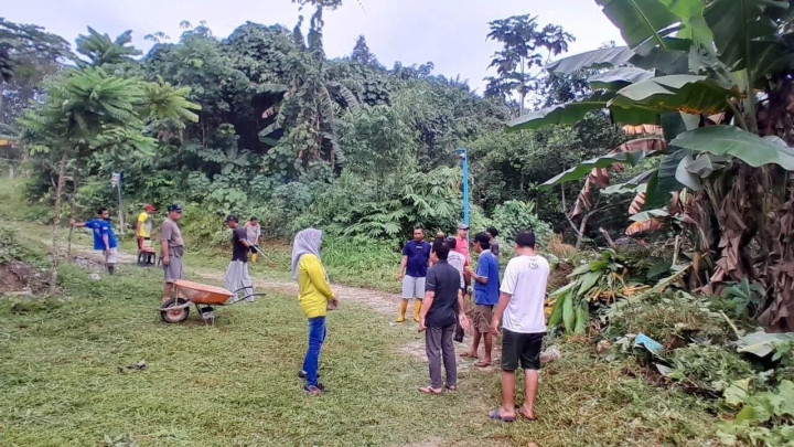 Minggu, 03 Maret 2024, Lurah beserta Seklur dan para Kasie serta semua Staf Kelurahan menghadiri dan mengawasi jalannya kegiatan gotong royong massal di wilayah Kelurahan Karang Anyar. Kegiatan dimulai dari jam 07.00 S/selesai.
