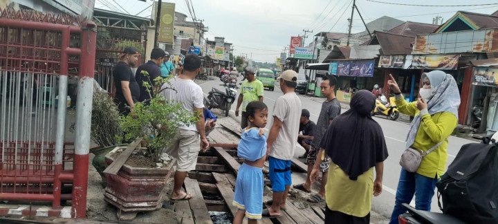 Minggu, 03 Maret 2024, Lurah beserta Seklur dan para Kasie serta semua Staf Kelurahan menghadiri dan mengawasi jalannya kegiatan gotong royong massal di wilayah Kelurahan Karang Anyar. Kegiatan dimulai dari jam 07.00 S/selesai.