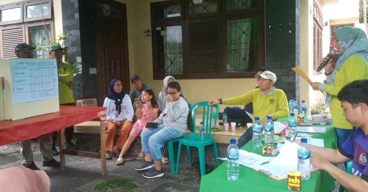 Minggu, 03 Maret 2024, Lurah bersama Seklur, Kasie Pemerintahan, Bhabinkamtibmas, FKPM dan Staf Kelurahan menghadiri dan mengawasi jalannya Pemilihan Ketua RT. 012 di Jalan Cendana Gang amal pada jam 09.00 Wita.