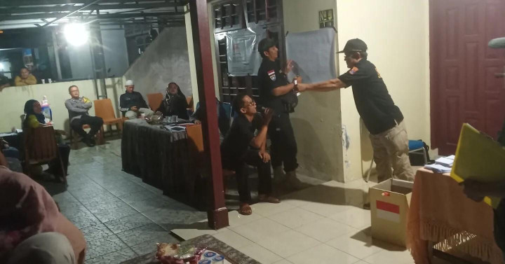 Minggu, 03 Maret 2024, Lurah bersama Seklur, Kasie Pemerintahan, Bhabinkamtibmas, FKPM dan Staf Kelurahan menghadiri dan mengawasi jalannya Pemilihan Ketua RT. 030 di Jalan Kahoi 4 pada jam 20.00 Wita.