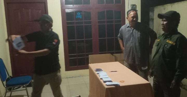 Minggu, 03 Maret 2024, Lurah bersama Seklur, Kasie Pemerintahan, Bhabinkamtibmas, FKPM dan Staf Kelurahan menghadiri dan mengawasi jalannya Pemilihan Ketua RT. 030 di Jalan Kahoi 4 pada jam 20.00 Wita.