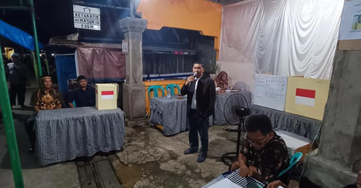 Senin, 04 Maret 2024, Lurah bersama Seklur, Kasie Pemerintahan, Bhabinkamtibmas, FKPM dan Staf Kelurahan menghadiri dan mengawasi jalannya Pemilihan Ketua RT. 019 di Jalan Meranti gang 2 pada jam 20.00 Wita.
