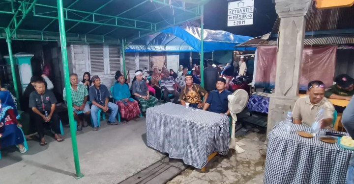 Senin, 04 Maret 2024, Lurah bersama Seklur, Kasie Pemerintahan, Bhabinkamtibmas, FKPM dan Staf Kelurahan menghadiri dan mengawasi jalannya Pemilihan Ketua RT. 019 di Jalan Meranti gang 2 pada jam 20.00 Wita.