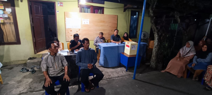Selasa, 05 Maret Lurah bersama Seklur, Kasie Pemerintahan, Bhabinkamtibmas, FKPM dan Staf Kelurahan menghadiri dan mengawasi jalannya Pemilihan Ketua RT. 023 di Jalan Meranti gang 1 pada jam 20.00 Wita.