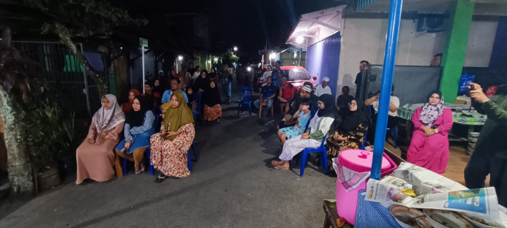 Selasa, 05 Maret Lurah bersama Seklur, Kasie Pemerintahan, Bhabinkamtibmas, FKPM dan Staf Kelurahan menghadiri dan mengawasi jalannya Pemilihan Ketua RT. 023 di Jalan Meranti gang 1 pada jam 20.00 Wita.