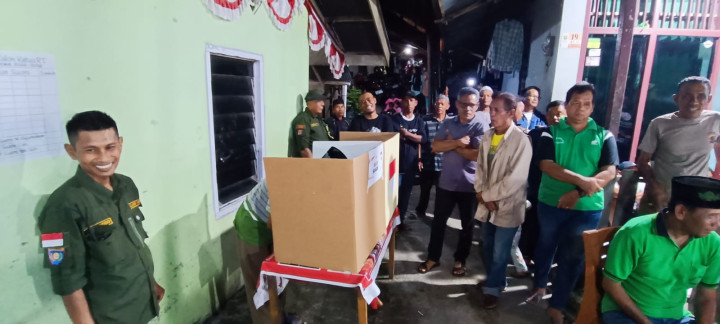 Rabu, 06 Maret 2024 Lurah bersama Seklur, Kasie Pemerintahan, Bhabinkamtibmas, FKPM dan Staf Kelurahan menghadiri dan mengawasi jalannya Pemilihan Ketua RT. 012 di Jalan Kahoi 21A pada jam 20.00 Wita.