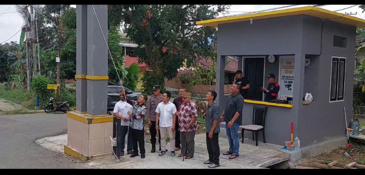 Kamis, 07 Maret 2024, Lurah bersama Bhabinkamtibmas meresmikan portal Jalan di Kompleks Perumahan MT. Haryono RT. 001 dan RT. 002