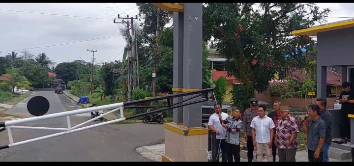 Kamis, 07 Maret 2024, Lurah bersama Bhabinkamtibmas meresmikan portal Jalan di Kompleks Perumahan MT. Haryono RT. 001 dan RT. 002