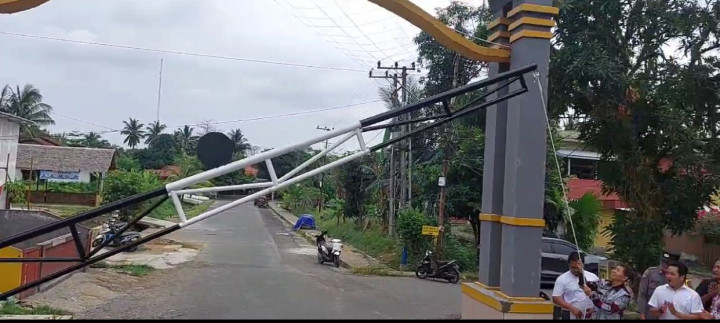 Kamis, 07 Maret 2024, Lurah bersama Bhabinkamtibmas meresmikan portal Jalan di Kompleks Perumahan MT. Haryono RT. 001 dan RT. 002