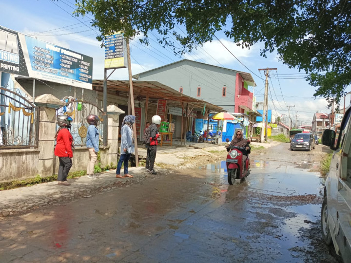 Jumat, 08 Maret 2024, Kasie Ekobang bersama Staf Ekobang pada jam 09.00 melakukan peninjauan terhadap usulan Semenisasi jalan hasil dari Aspirasi Anggota DPR RI, di Jalan Poros Kelapa Gading