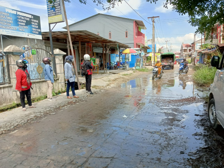 Jumat, 08 Maret 2024, Kasie Ekobang bersama Staf Ekobang pada jam 09.00 melakukan peninjauan terhadap usulan Semenisasi jalan hasil dari Aspirasi Anggota DPR RI, di Jalan Poros Kelapa Gading