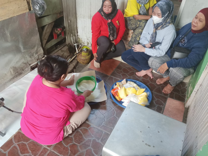 Jumat, 08 Maret 2024, Kasie Ekobang bersama Staf melakukan kunjungan ke UMKM Dasawisma di RT. 022, Jalan Meranti 1