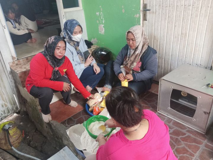 Jumat, 08 Maret 2024, Kasie Ekobang bersama Staf melakukan kunjungan ke UMKM Dasawisma di RT. 022, Jalan Meranti 1