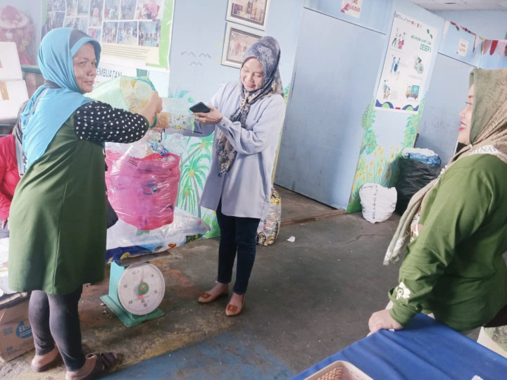 Jumat, 08 Maret 2024 pada jam 10.30, Kasie Ekobang bersama Staf melakukan kunjungan ke Bank Sampah yaitu Bank Ramli Ceseri di Jalan Cendana Gang 11 RT. 012