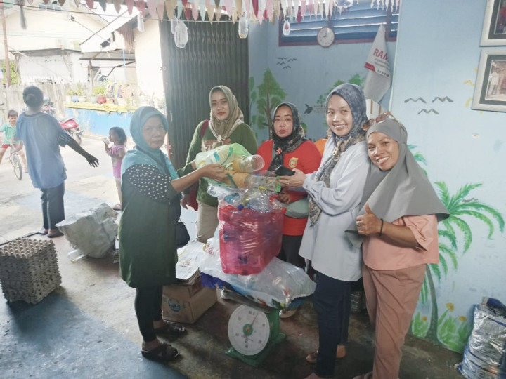Jumat, 08 Maret 2024 pada jam 10.30, Kasie Ekobang bersama Staf melakukan kunjungan ke Bank Sampah yaitu Bank Ramli Ceseri di Jalan Cendana Gang 11 RT. 012