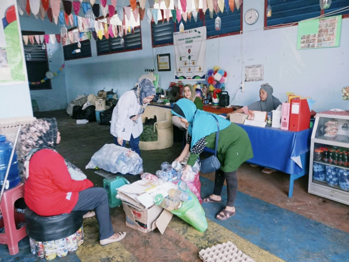 Jumat, 08 Maret 2024 pada jam 10.30, Kasie Ekobang bersama Staf melakukan kunjungan ke Bank Sampah yaitu Bank Ramli Ceseri di Jalan Cendana Gang 11 RT. 012