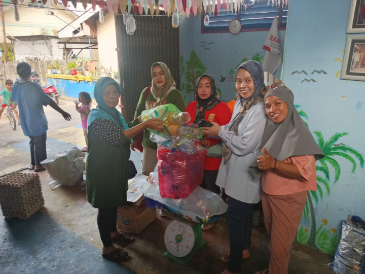 Jumat, 08 Maret 2024 pada jam 10.30, Kasie Ekobang bersama Staf melakukan kunjungan ke Bank Sampah yaitu Bank Ramli Ceseri di Jalan Cendana Gang 11 RT. 012