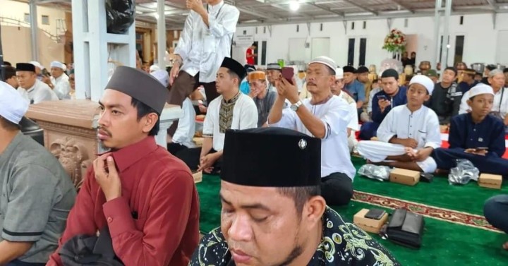 Sabtu, 30 Maret 2024, Lurah menghadiri kegiatan buka puasa bersama di Kediaman H.Nasir di Jalan Kelapa Gading RT.015, Samarinda