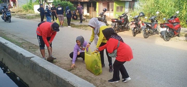 Minggu, 21 April 2024, Lurah beserta Staf mengikuti Kegiatan Kerja bakti Kecamatan Sungai Kunjang di sepanjang jalan Adam Malik.