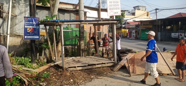 Minggu, 21 April 2024, Lurah beserta Staf mengikuti Kegiatan Kerja bakti Kecamatan Sungai Kunjang di sepanjang jalan Adam Malik.