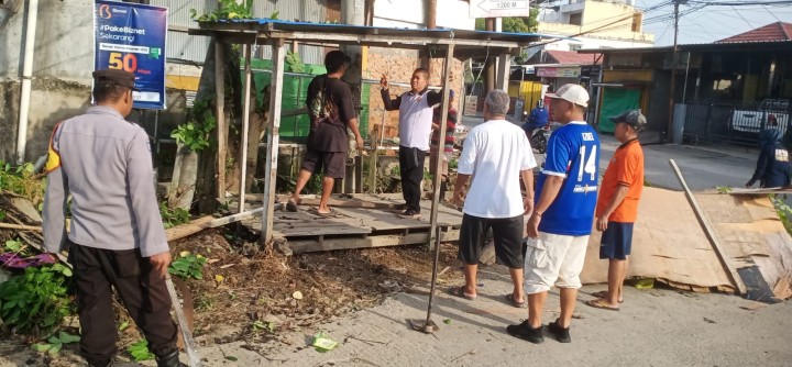 Minggu, 21 April 2024, Lurah beserta Staf mengikuti Kegiatan Kerja bakti Kecamatan Sungai Kunjang di sepanjang jalan Adam Malik.