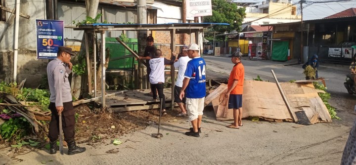 Minggu, 21 April 2024, Lurah beserta Staf mengikuti Kegiatan Kerja bakti Kecamatan Sungai Kunjang di sepanjang jalan Adam Malik.