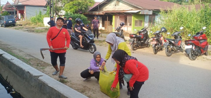 Minggu, 21 April 2024, Lurah beserta Staf mengikuti Kegiatan Kerja bakti Kecamatan Sungai Kunjang di sepanjang jalan Adam Malik.