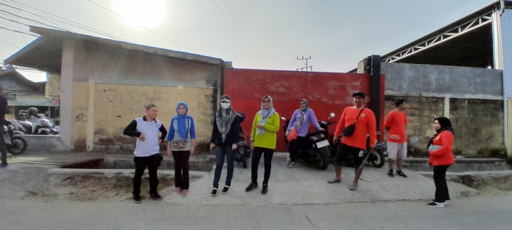 Minggu, 21 April 2024, Lurah beserta Staf mengikuti Kegiatan Kerja bakti Kecamatan Sungai Kunjang di sepanjang jalan Adam Malik.
