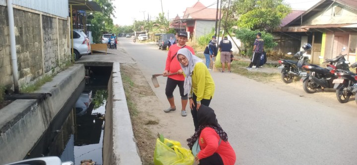 Minggu, 21 April 2024, Lurah beserta Staf mengikuti Kegiatan Kerja bakti Kecamatan Sungai Kunjang di sepanjang jalan Adam Malik.