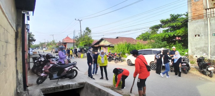 Minggu, 21 April 2024, Lurah beserta Staf mengikuti Kegiatan Kerja bakti Kecamatan Sungai Kunjang di sepanjang jalan Adam Malik.