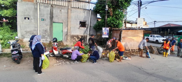 Minggu, 21 April 2024, Lurah beserta Staf mengikuti Kegiatan Kerja bakti Kecamatan Sungai Kunjang di sepanjang jalan Adam Malik.