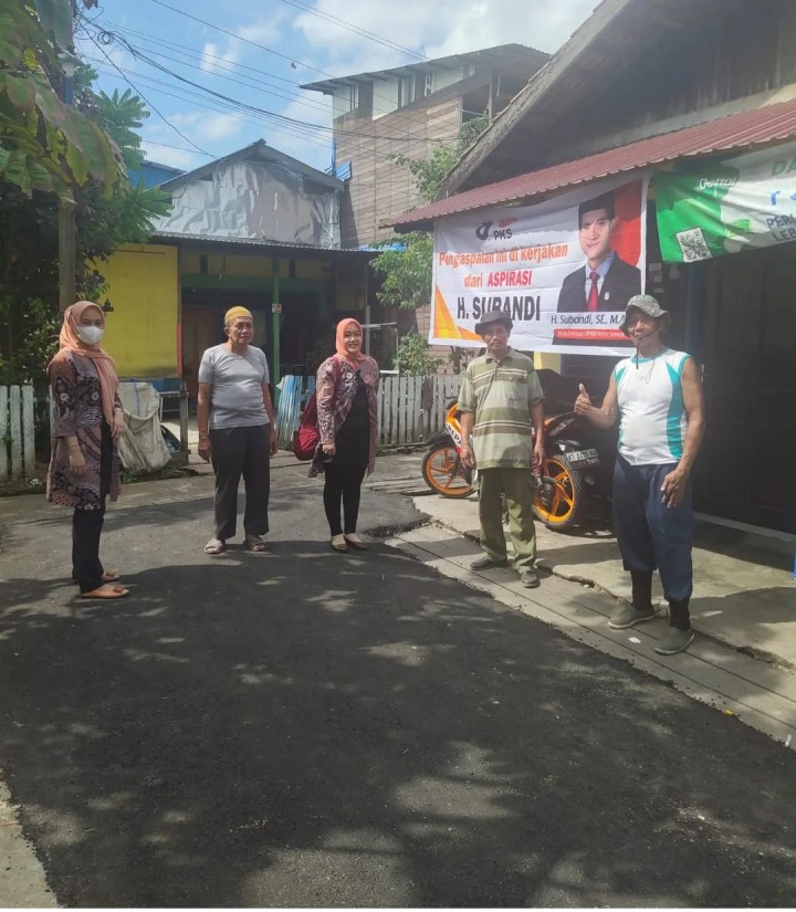 Senin, 22 April 2034, Kasie Ekobang beserta staf melakukan kunjungan kerja ke Wilayah Jalan Meranti RT. 019,021,023. Untuk meninjau kegiatan pengaspalan jalan aspirasi dari anggota DPRD Kota Samarinda, Bpk. H. Subandi.
