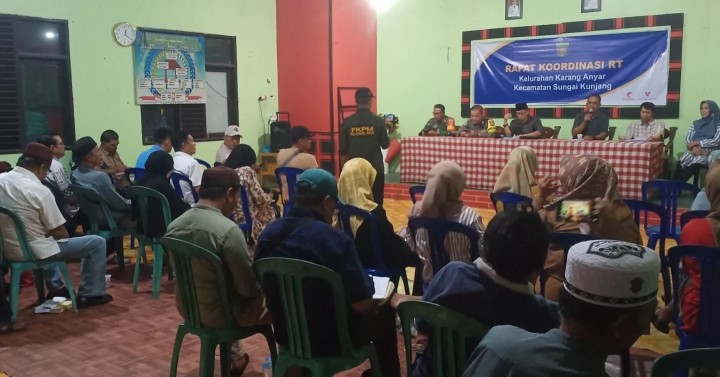 Selasa, 23 April 2034, Rakor Ketua RT se Karang Anyar. Membahas masalah persiapan Probebaya, Keamanan Ketentraman, Data Rumah Tidak Layak Huni dan kebersihan Lingkungan. Kegiatan berlangsung di Gedung LPM Karang Anyar pada jam 20.00 Wita.