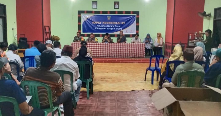 Selasa, 23 April 2034, Rakor Ketua RT se Karang Anyar. Membahas masalah persiapan Probebaya, Keamanan Ketentraman, Data Rumah Tidak Layak Huni dan kebersihan Lingkungan. Kegiatan berlangsung di Gedung LPM Karang Anyar pada jam 20.00 Wita.