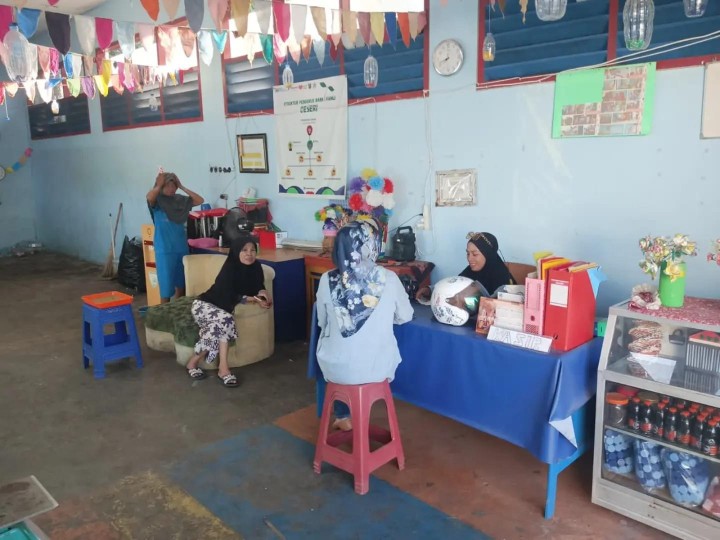 Jumat, 26 April 2024 kegiatan pengumpulan sampah di Bank Ramli Berseri RT.002 dan Bank Ramli Ceseri RT.012