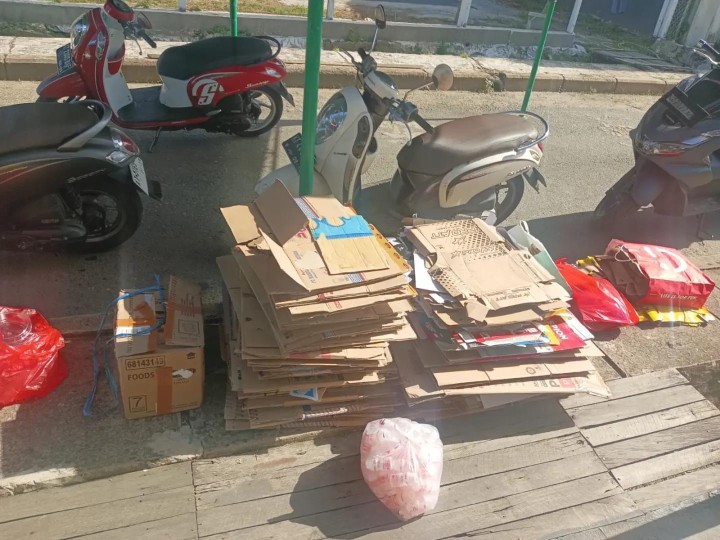 Jumat, 26 April 2024 kegiatan pengumpulan sampah di Bank Ramli Berseri RT.002 dan Bank Ramli Ceseri RT.012