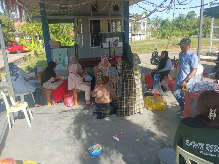 Jumat, 26 April 2024 kegiatan pengumpulan sampah di Bank Ramli Berseri RT.002 dan Bank Ramli Ceseri RT.012