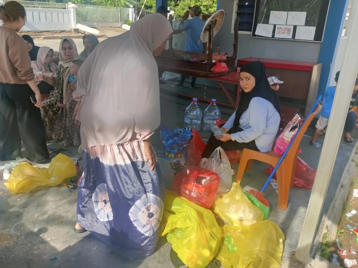 Jumat, 26 April 2024 kegiatan pengumpulan sampah di Bank Ramli Berseri RT.002 dan Bank Ramli Ceseri RT.012
